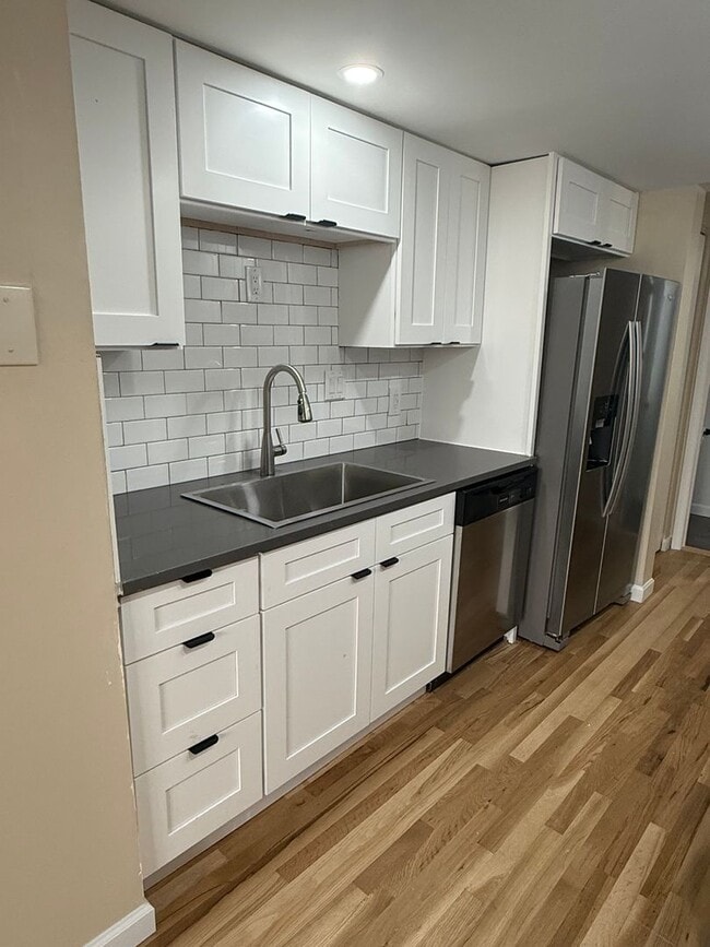 Building Photo - Beautiful Updated 4 bedroom townhouse available!