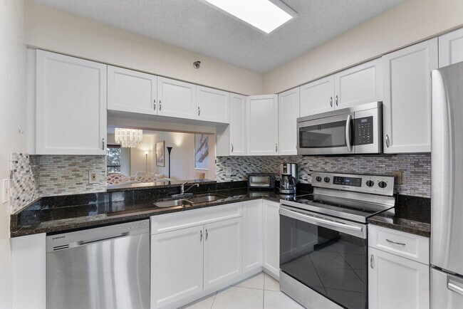 Building Photo - 7260 Kinghurst Dr