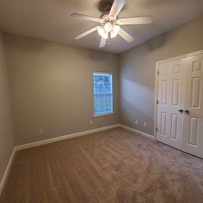Building Photo - Luxurious and Spacious 3BR/2BA Rental Home...