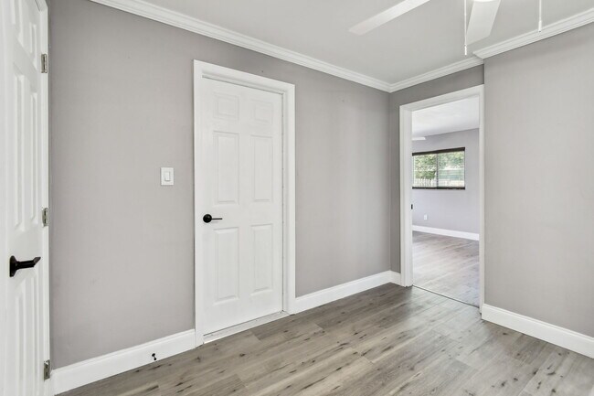 Building Photo - 528 Manor Dr