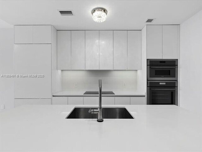 Building Photo - 700 NE 24th St