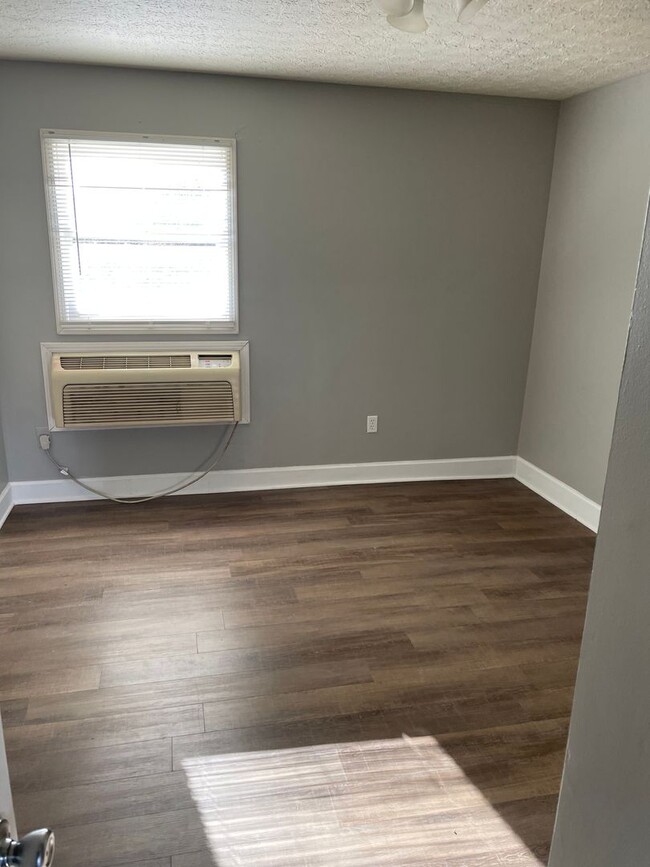Building Photo - Nice 1 bedroom 1 bath apartment