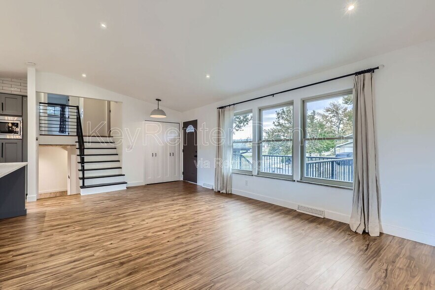 Building Photo - 5802 Queen St