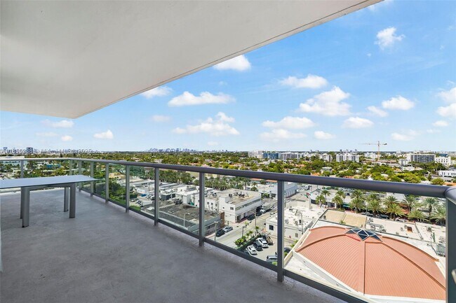 Building Photo - 9511 Collins Ave