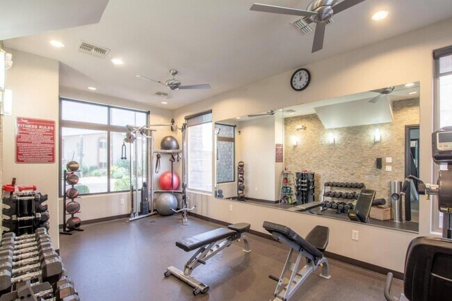 Building Photo - 4909 N Woodmere Fairway