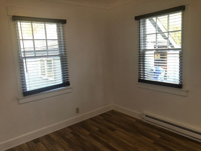 Building Photo - Cute 2 bedroom 1 bathroom farm house!