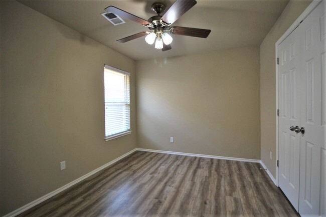 Building Photo - Wonderful 3 bed + office or 2nd living, 2 ...