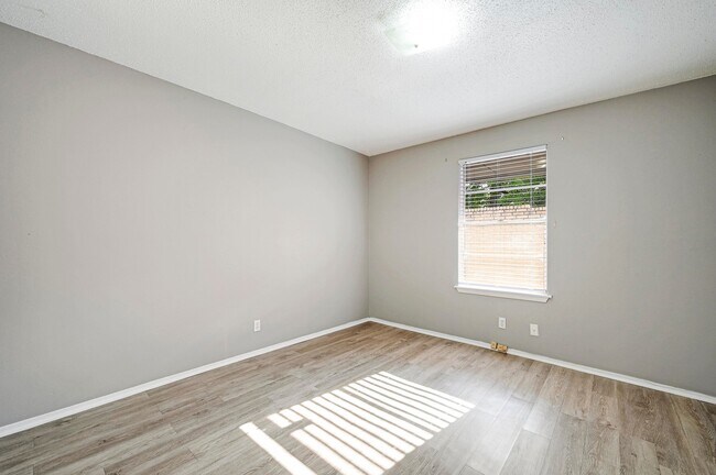 Building Photo - 2105 Darwin Dr