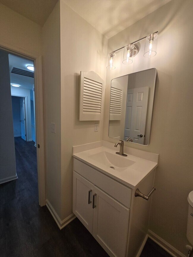 Building Photo - Beautifully renovated 4 bedroom home in Vi...