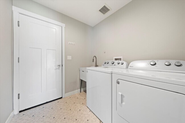 Building Photo - Newer Home in Quiet Neighborhood