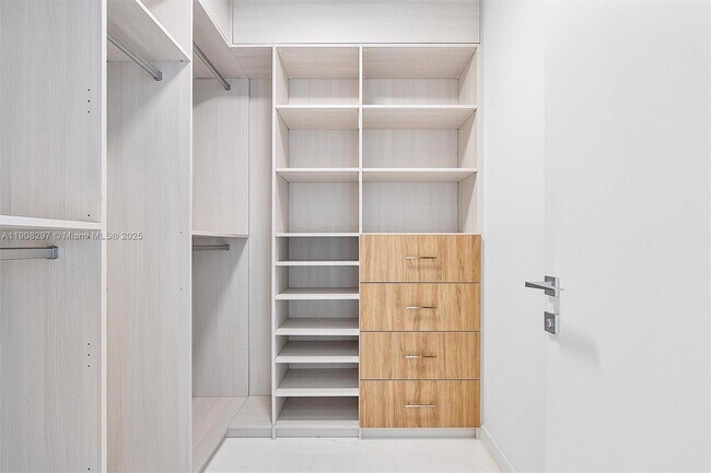 Building Photo - 300 Biscayne Blvd Way