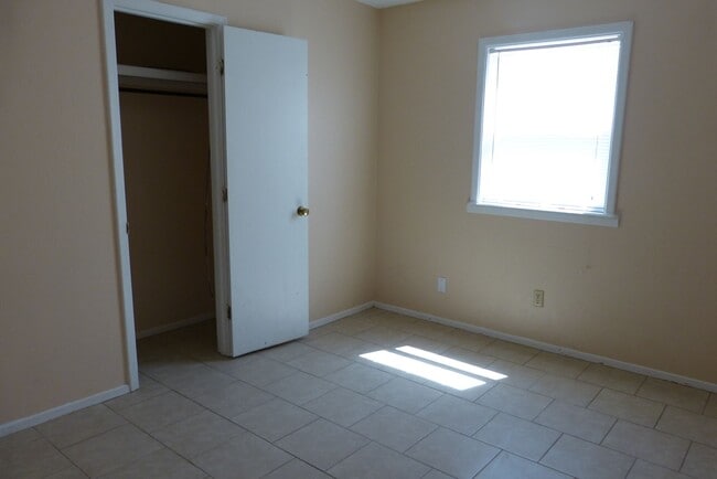 Building Photo - 3 bedroom 1 bath home.