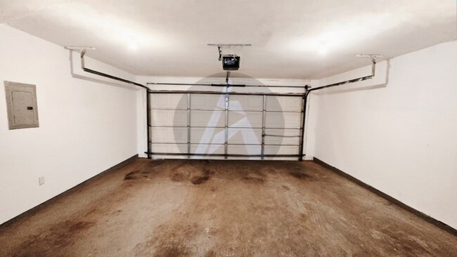 Building Photo - 2624 McGuire Dr