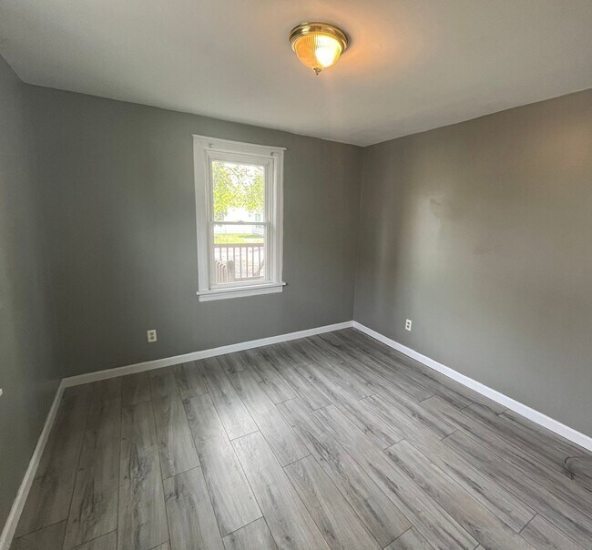 Building Photo - Three Bedroom house in Roxana