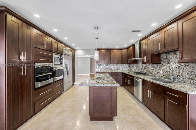 Building Photo - 633 Solar Isle Dr