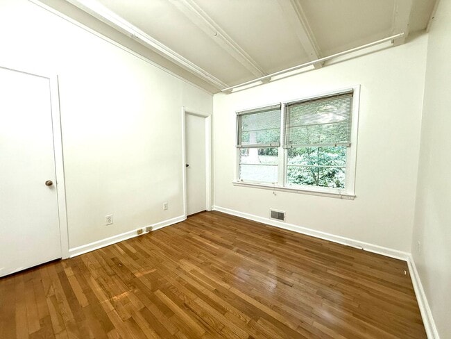 Building Photo - Vintage ranch with loads of charm!