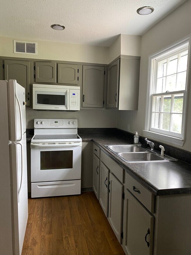 Building Photo - Well-Laid-Out 3 Bedroom 2 Bath Home