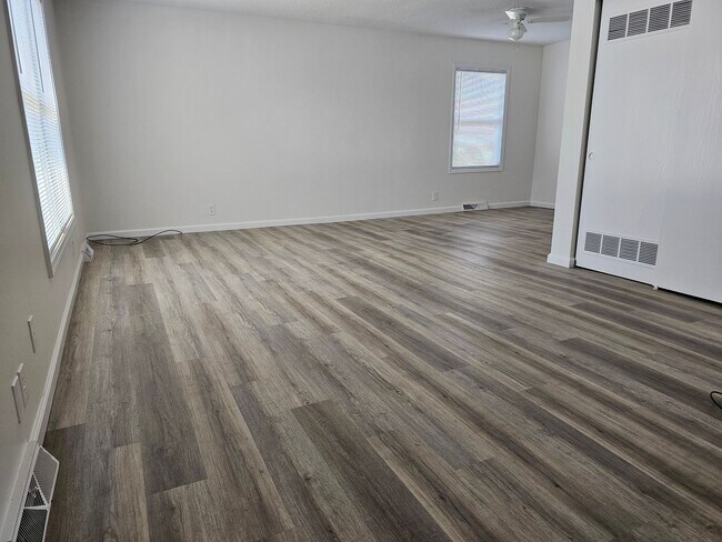 Building Photo - 3BR Townhome – Remodeled Kitchen, Garage, ...