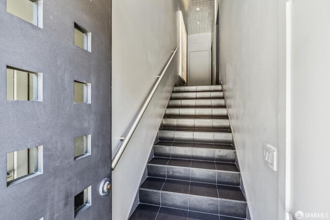 Building Photo - 5 Montague Pl