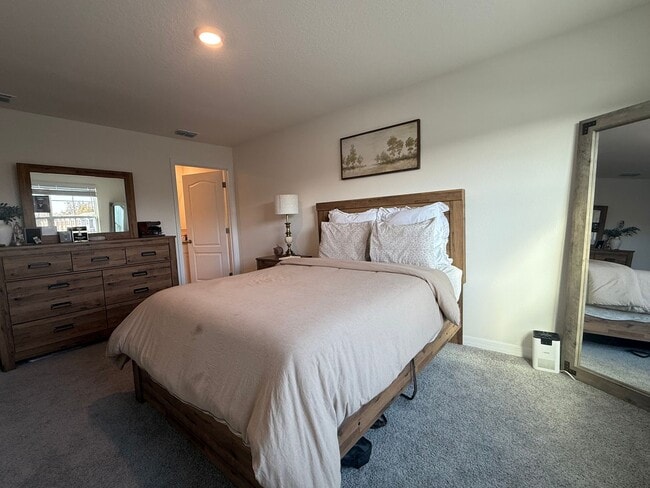 Building Photo - Beautiful 3 Bedroom 2.5-bathroom townhome