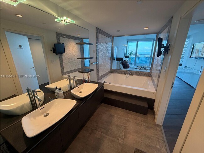 Building Photo - 200 Biscayne Blvd Way