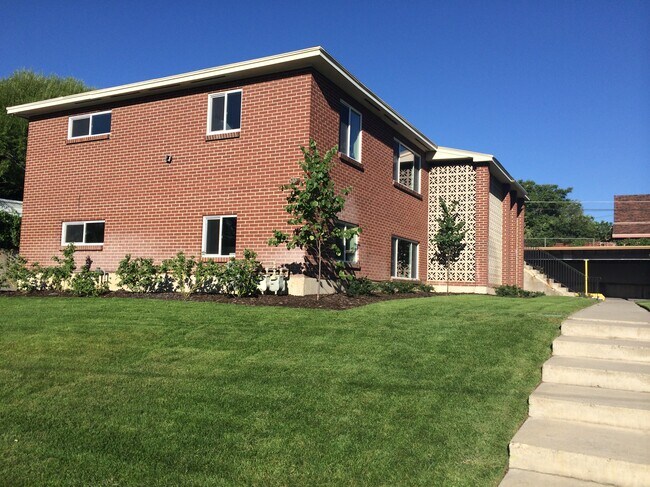 Building Photo - Highland Grove