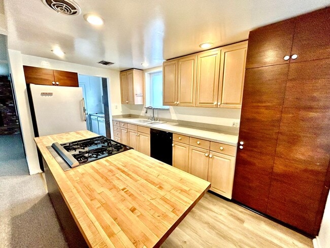 Building Photo - 3 Bed 2 Bath House