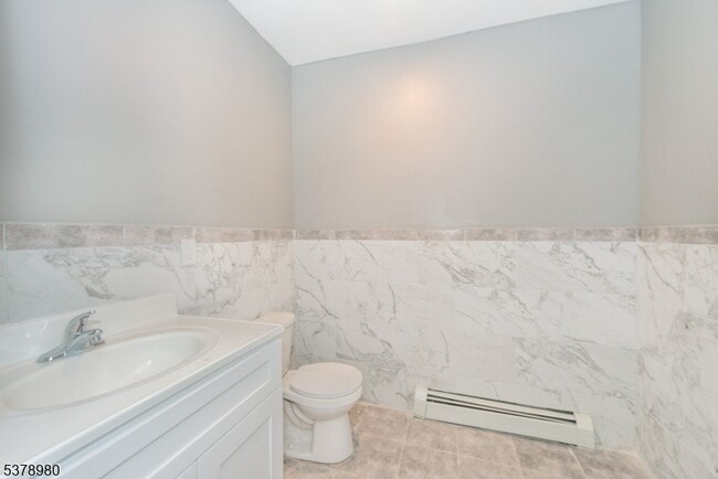 Building Photo - 581 E 18th St