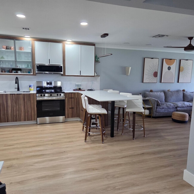 Building Photo - 300 SW Golfview Terrace