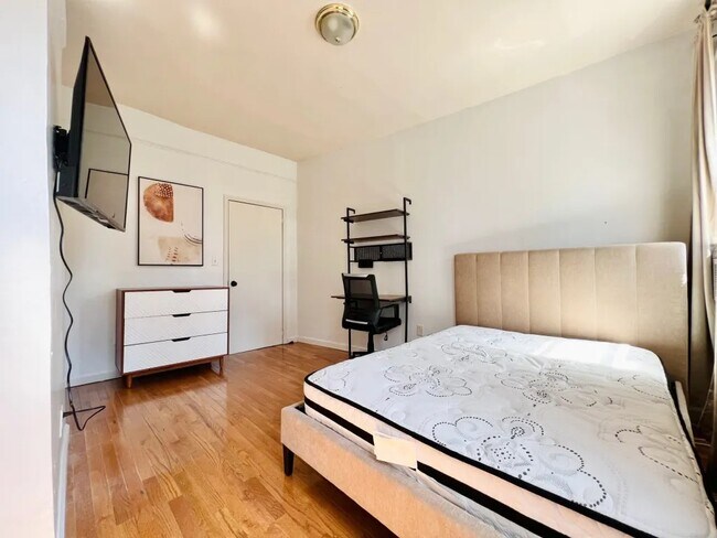 Building Photo - Furnished room/NOT APARTMENT