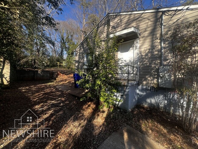 Building Photo - 4 Prancer Ave
