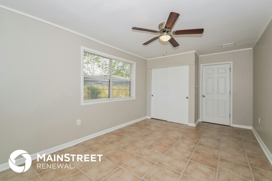 Building Photo - 4542 Tarpon Dr