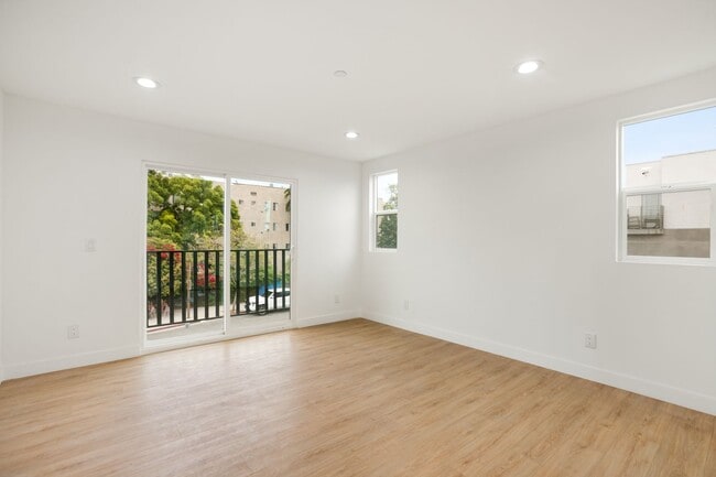 Building Photo - 4232 Rosewood Ave