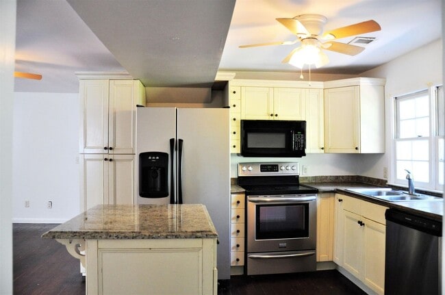 Building Photo - 35 Bogard St