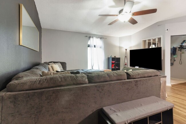 Building Photo - 3 Bedroom in Navarre! Move In $200 off 1st...