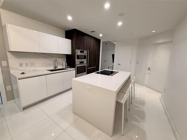 Building Photo - 851 NE 1st Ave