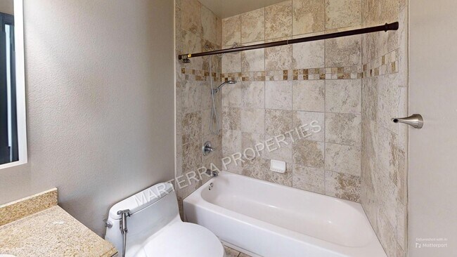 Building Photo - 2-bedroom Townhome in Irvine!