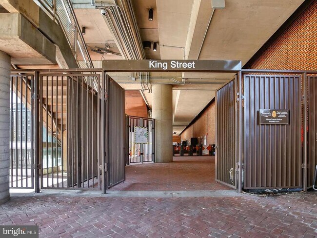 Building Photo - 309 Holland Ln