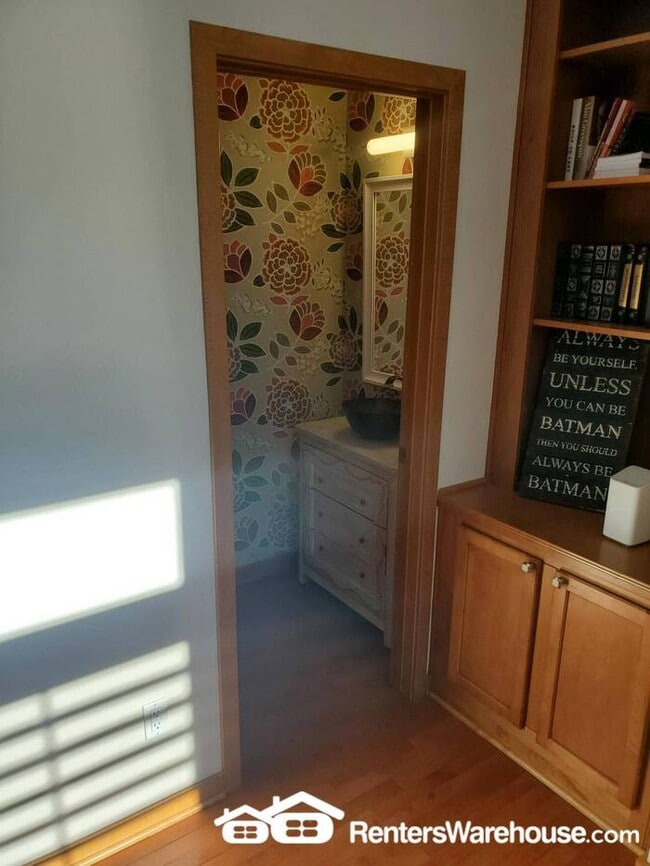 Building Photo - 2 Bedroom, 4 Bath Townhouse in a Great Riv...