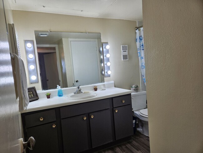 Building Photo - 8433 Hearth Dr