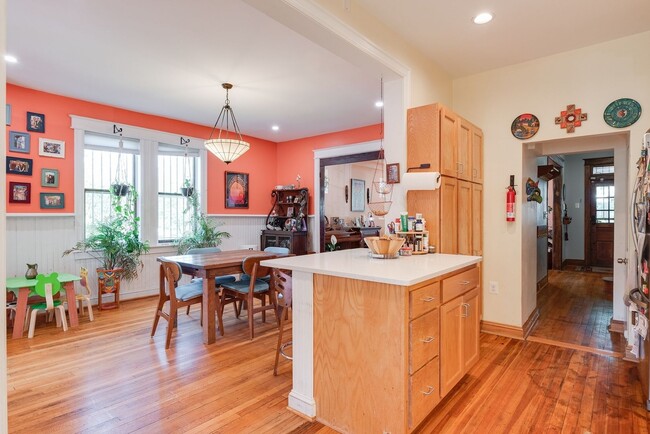 Building Photo - Unbeatable Family Home in the City w/ Park...