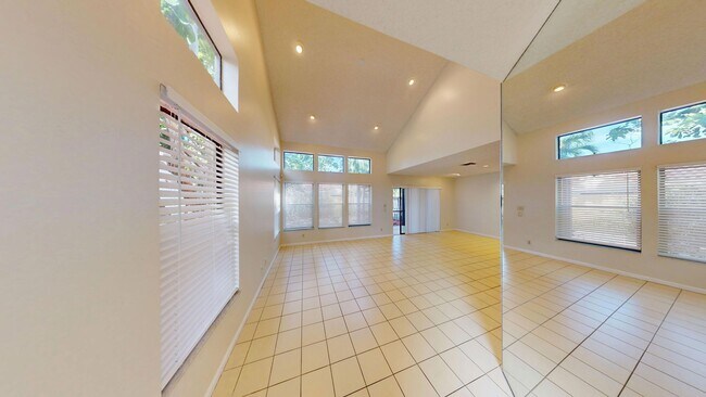 Building Photo - Spacious 3Bed/2.5Bath/Garage Home in Via Verde