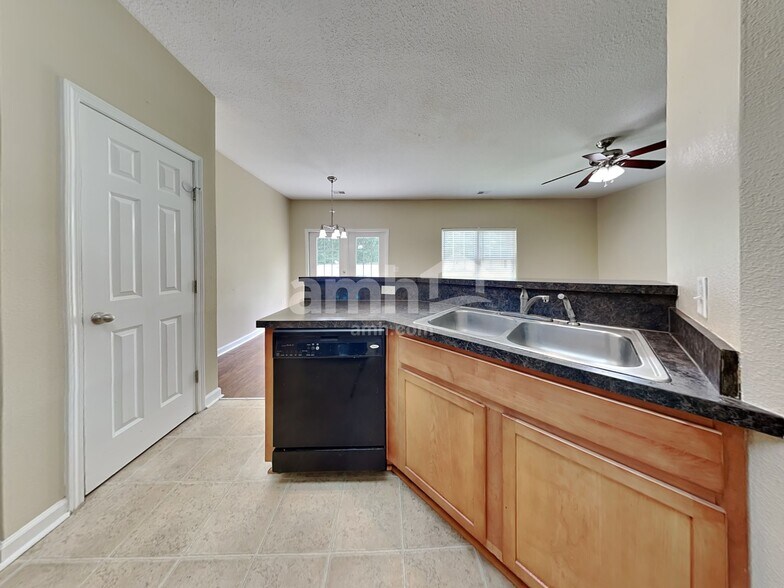 Building Photo - 155 Red Oak Dr