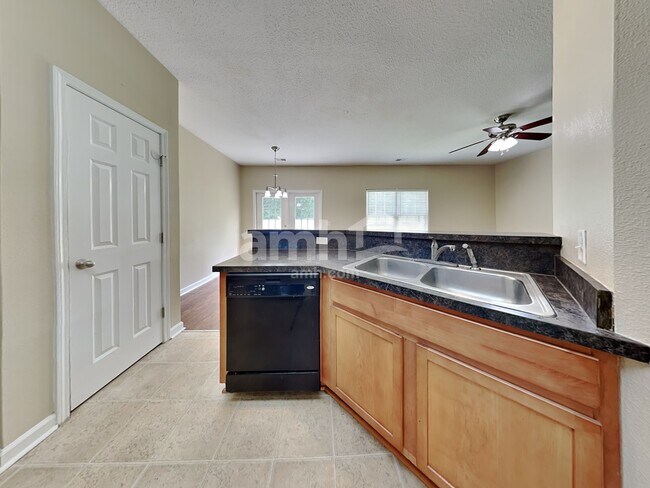Building Photo - 155 Red Oak Dr
