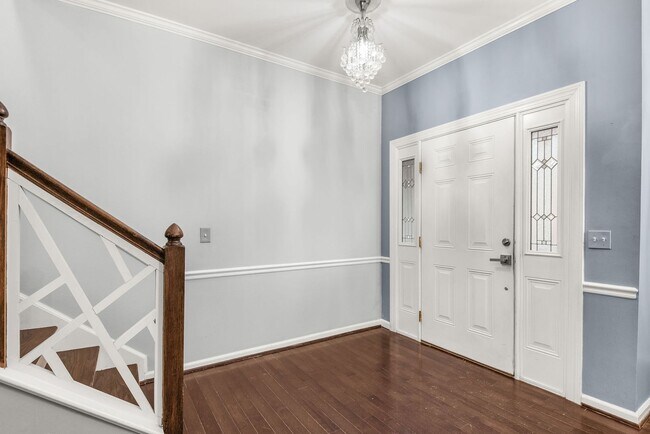 Building Photo - Townhome LOCATION!