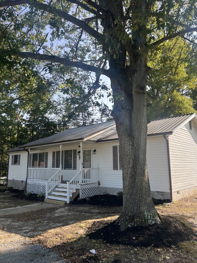 Building Photo - **MOVE-IN SPECIAL** $500 Off of 1st Month's Rent  Charming 3-Bed, 2-Bath Home in Prime Spotsylvan...