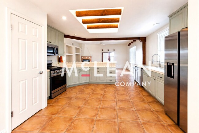 Building Photo - Classic 3 Bedroom Spanish Home with Pool