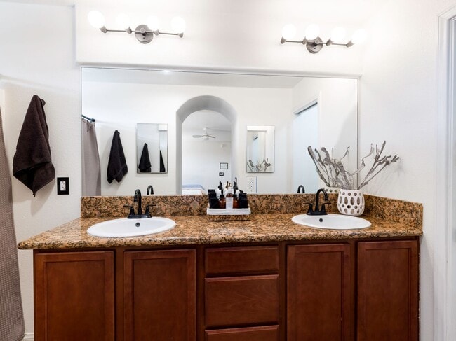 Building Photo - Spacious 4 Bedroom 2 Bathroom Home With A Pool