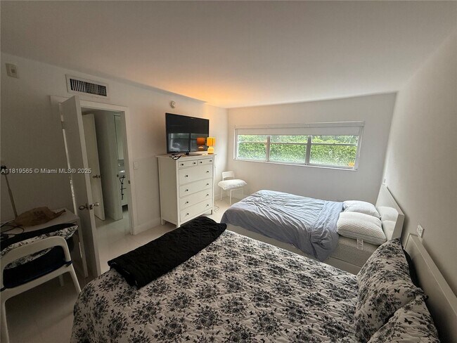 Building Photo - 1881 Washington Ave