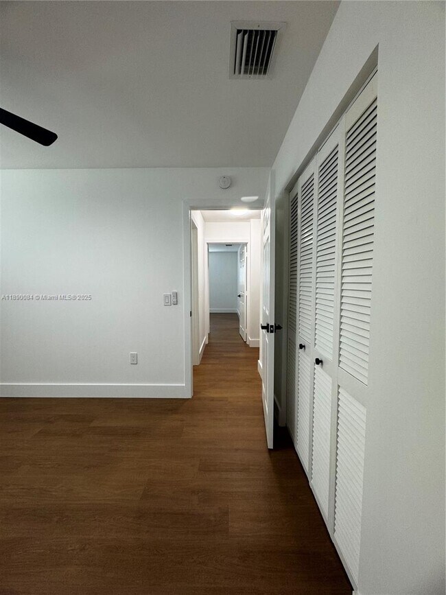 Building Photo - 1460 SW 24th Ct